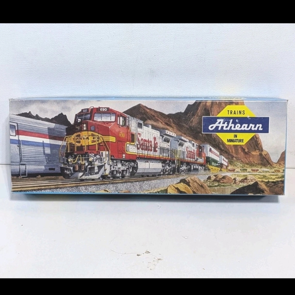 Athern Trains HO Scale GP38-2 Powered CN Diesel Loco Train Engine #5543 4517